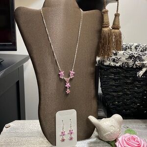 NWOT GORGEOUS Pink & Silver Tone Floral Necklace & Earrings Set!!